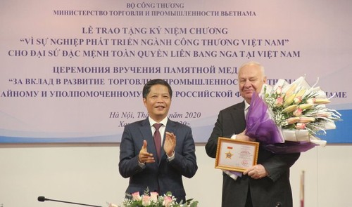 Памятный знак вручен чрезвычайному и полномочному послу РФ во Вьетнаме - ảnh 1