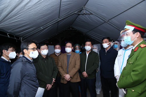 Вице-премьер Ву Дык Дам проверяет работу по профилактике и борьбе с COVID-19 в провинции Хайзыонг и Куангнинь - ảnh 1