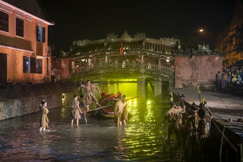 Публика приветствовала Хойан шоу, воссоздавшее древний торговый порт - ảnh 1