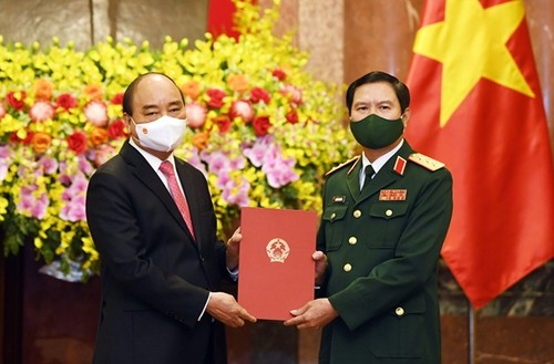 Президент Вьетнама вручил решение о назначении начальника Генштаба ВНА - ảnh 1