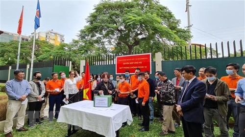Вьетнамцы за рубежом делают пожертвования в Фонд вакцин против Covid-19 - ảnh 1