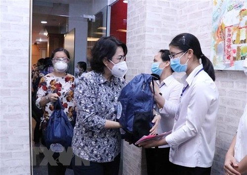 70 религиозных сановников оказывают помощь медработникам на передовой борьбы с коронавирусом  - ảnh 1