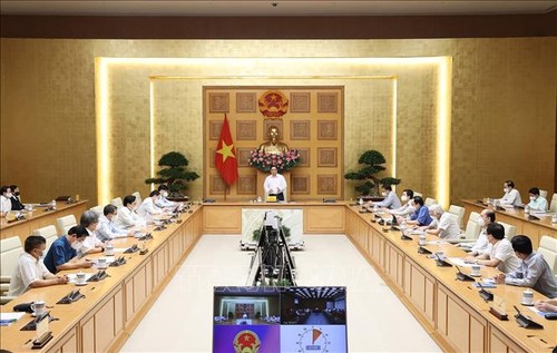 Премьер-министр Фам Минь Тинь: отрасль здравоохранения играет важную роль в противоковидной работе - ảnh 1