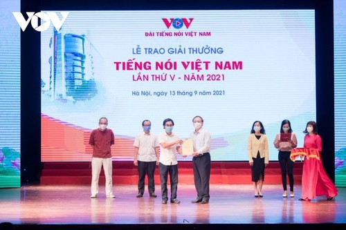 Радио​ VOV вручило призы победителям конкурса «Голос Вьетнама — 2021» - ảnh 1