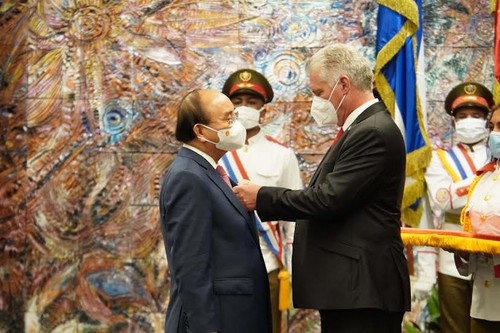 Президент Кубы вручил президенту Вьетнама Нгуен Суан Фуку орден Хосе Марти - ảnh 1