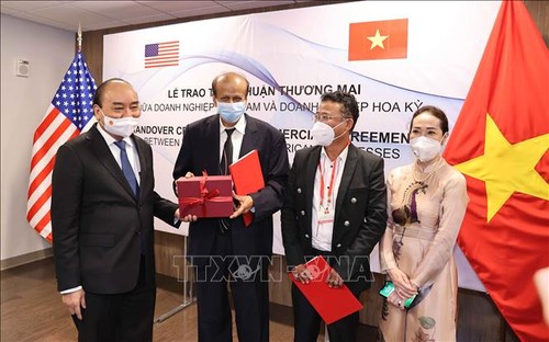 Президент Нгуен Суан Фук присутствовал на церемонии обмена соглашениями о сотрудничестве между вьетнамскими и американскими предприятиями - ảnh 1