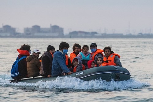 Более тысячи мигрантов прибыли в Британию через пролив Ла-Манш - ảnh 1