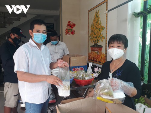 О супругах, готовящих еду для находящихся на карантине людей в провинции Шокчанг - ảnh 1