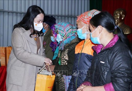 Вице-президент Во Тхи Ань Суан  навестила жителей уезда Фонгтхо провинции Ляйтяу - ảnh 1