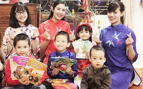 Дарение книг – красивая вьетнамская культурная традиция в первые дни Нового года - ảnh 1