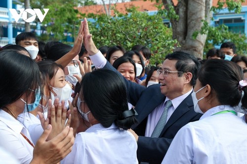 Премьер-министр Фам Минь Тинь посетил школу-интернат для представителей нацменьшинств - ảnh 1