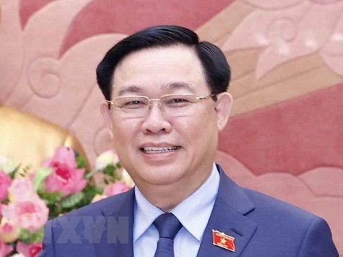 Лаосские СМИ: визит председателя Нацсобрания Выонг Динь Хюэ отражает уважение и политическое доверие Коммунистической Партии и Государства Вьетнама - ảnh 1