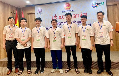 Вьетнамская делегация заняла 5-е место на международной олимпиаде по физике 2022 года, завоевала 5 медалей - ảnh 1