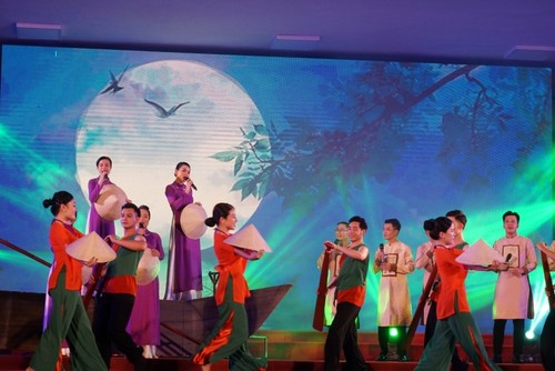 Певческий фестиваль по продвижению разных видов народного пения Центрального Вьетнама  - ảnh 2