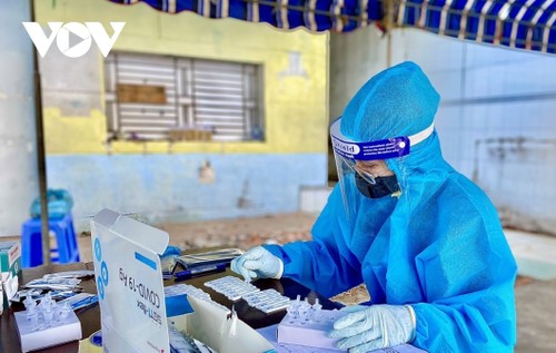 30 августа во Вьетнаме зафиксировано 3241 новый случай заражения коронавирусом - ảnh 1