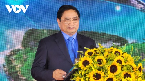 Премьер-министр Фам Минь Тинь принял участие в церемонии открытия автомагистрали Вандон-Монгкай - ảnh 1