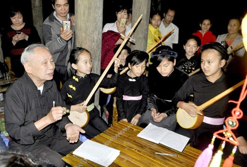 Сохранение песен тхен народностей Таи, Нунг и Тай - ảnh 1
