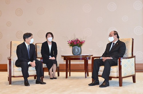 Президент Вьетнама Нгуен Суан Фук провел встречу с императором Японии - ảnh 1