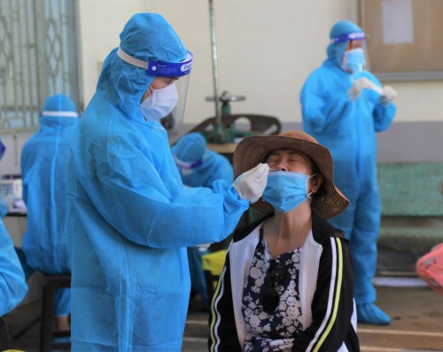 19 октября во Вьетнаме выявлено  более 1300 новых случаев заражения коронавирусом - ảnh 1