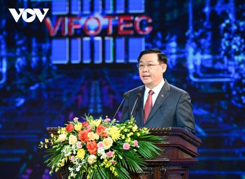 Председатель Национального собрания Выонг Динь Хюэ участвовал в церемонии вручения Вьетнамской премии в области науки, технологий и инноваций 2021 г. - ảnh 1
