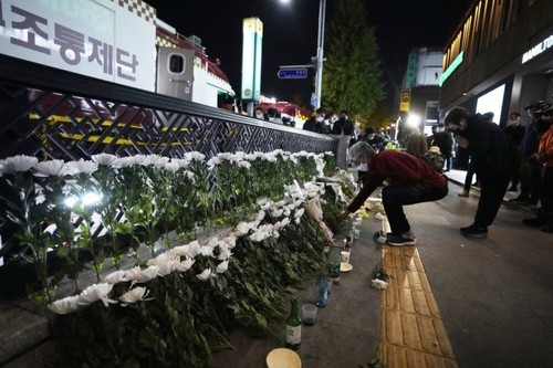 Труп вьетнамской гражданки, погибшей в давке в Сеуле, доставят на Родину 2 ноября - ảnh 1