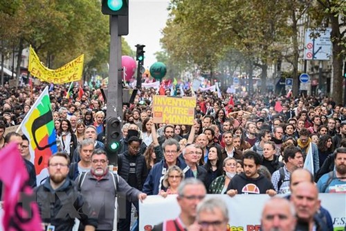 Забастовки серьезно повлияли на дорожное движение в столицах Великобритании и Франции. - ảnh 1