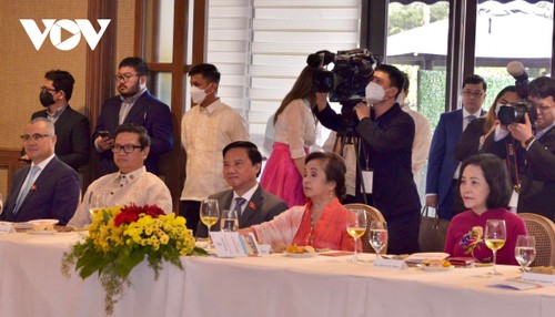 Спикер вьетнамского парламента Выонг Динь Хюэ провел переговоры со спикером Палаты представителей Филиппин - ảnh 2