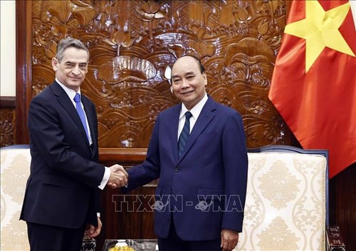 Президент Нгуен Суан Фук принял посла Чили в связи с окончанием его срока  работы во Вьетнаме - ảnh 1