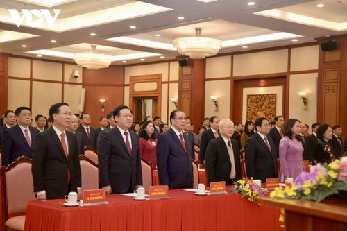 Церемония вручения знака «55 лет членства в Партии» генсеку ЦК КПВ Нгуен Фу Чонгу - ảnh 1