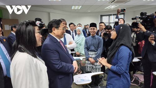 Премьер-министр Фам Минь Тинь посетил Национальный университет Брунея - ảnh 1