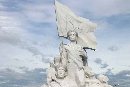 Мемориальный комплекс бойцов Гакма - “красный адрес”, помогающий повысить осведомленность молодёжи о национальном суверенитете над морем и островами  - ảnh 2