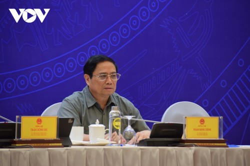 Премьер-министр Фам Минь Тинь принял участие в онлайн-конференции по подведению итогов 2022-2023  учебного года и подготовке к новому учебному году - ảnh 1