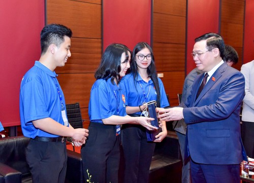 Спикер Национального собрания Выонг Динь Хюэ встретился с лучшими представителями молодежи  - ảnh 2