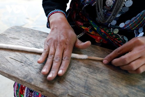 Красота традиционного ручного ткачества народности Лы - ảnh 7