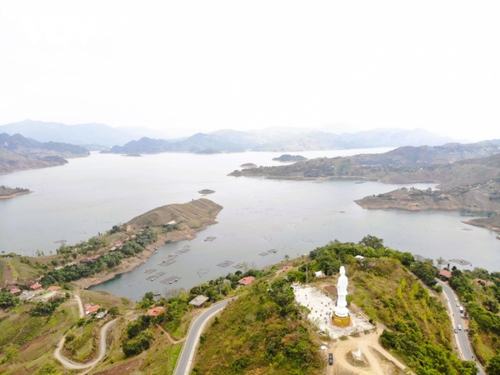 Гидроэлектростанция Шонла – синее море в западной части Северного Вьетнама - ảnh 1