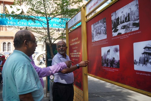Город Хошимин организовал выставку документов, посвященных Дню воссоединения страны - ảnh 1