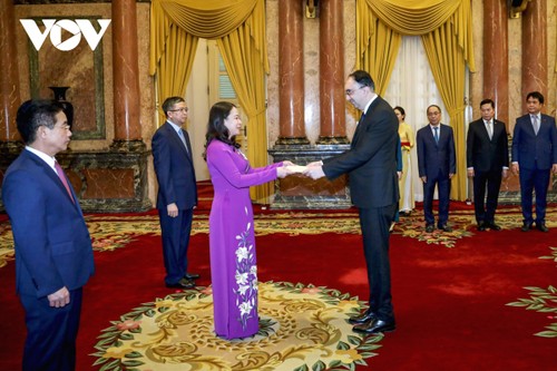 Исполняющая обязанности президента Во Тхи Ань Суан приняла верительные грамоты от послов разных стран мира  - ảnh 1