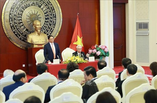 Премьер-министр Фам Минь Тинь провел встречу с сотрудниками представительств Вьетнама в Китае  - ảnh 2