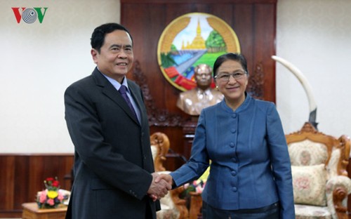 Chủ tịch Quốc hội Lào tiếp Đoàn đại biểu cấp cao Ủy ban Trung ương Mặt trận Tổ quốc Việt Nam - ảnh 1