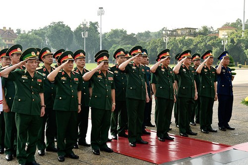 Lãnh đạo Đảng, Nhà nước vào Lăng viếng Chủ tịch Hồ Chí Minh - ảnh 2