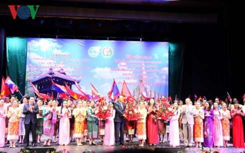 Phụ nữ Việt-Lào tham dự Lễ mít-tinh kỷ niệm Năm đoàn kết hữu nghị - ảnh 3