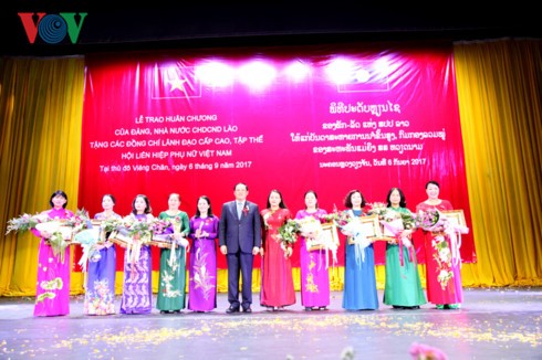 Phụ nữ Việt-Lào tham dự Lễ mít-tinh kỷ niệm Năm đoàn kết hữu nghị - ảnh 4