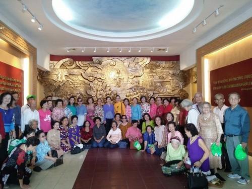 Đoàn cựu giáo viên kiều bào Thái Lan thăm Hà Nội - ảnh 2