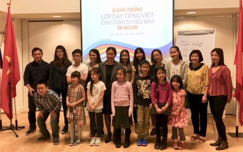 Khai giảng lớp học tiếng Việt đầu tiên cho con em kiều bào Việt Nam tại Hà Lan - ảnh 1