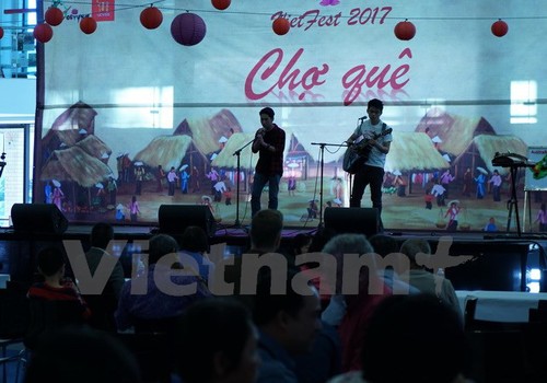 Chợ quê Việt sôi động giữa lòng thủ đô Australia - ảnh 1