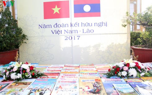 Triển lãm sách, ảnh, báo chí Việt Nam - Lào qua góc nhìn báo chí - ảnh 2