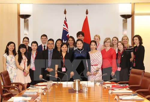 Chủ tịch Quốc hội thăm và làm việc với cán bộ, nhân viên Đại sứ quán Việt Nam tại Australia - ảnh 3