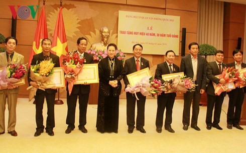 Chủ tịch Quốc hội Nguyễn Thị Kim Ngân trao Huy hiệu Đảng tặng đảng viên Đảng bộ cơ quan VP Quốc hội - ảnh 1