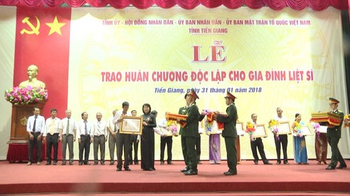 Trao Huân chương Độc lập và tặng quà Tết cho hộ nghèo, gia đình liệt sĩ tỉnh Tiền Giang - ảnh 1