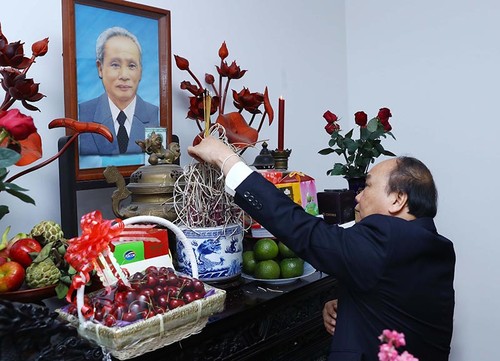 Dâng hương tưởng nhớ Tổng Bí thư Nguyễn Văn Linh và Thủ tướng Phạm Văn Đồng  - ảnh 2